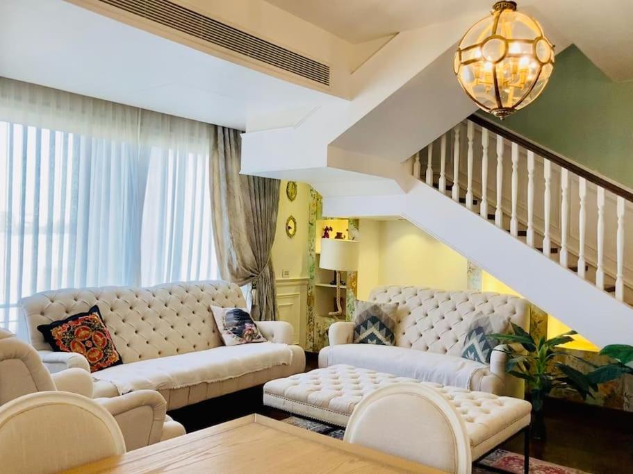 The White Pent ! * Cairo