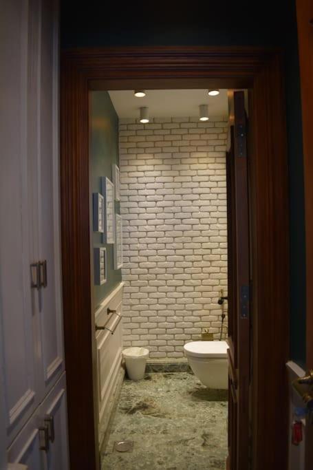 The White Pent !