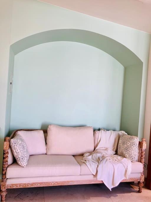 The White Pent ! *