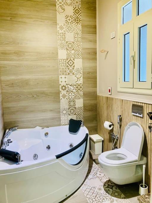The White Pent ! *